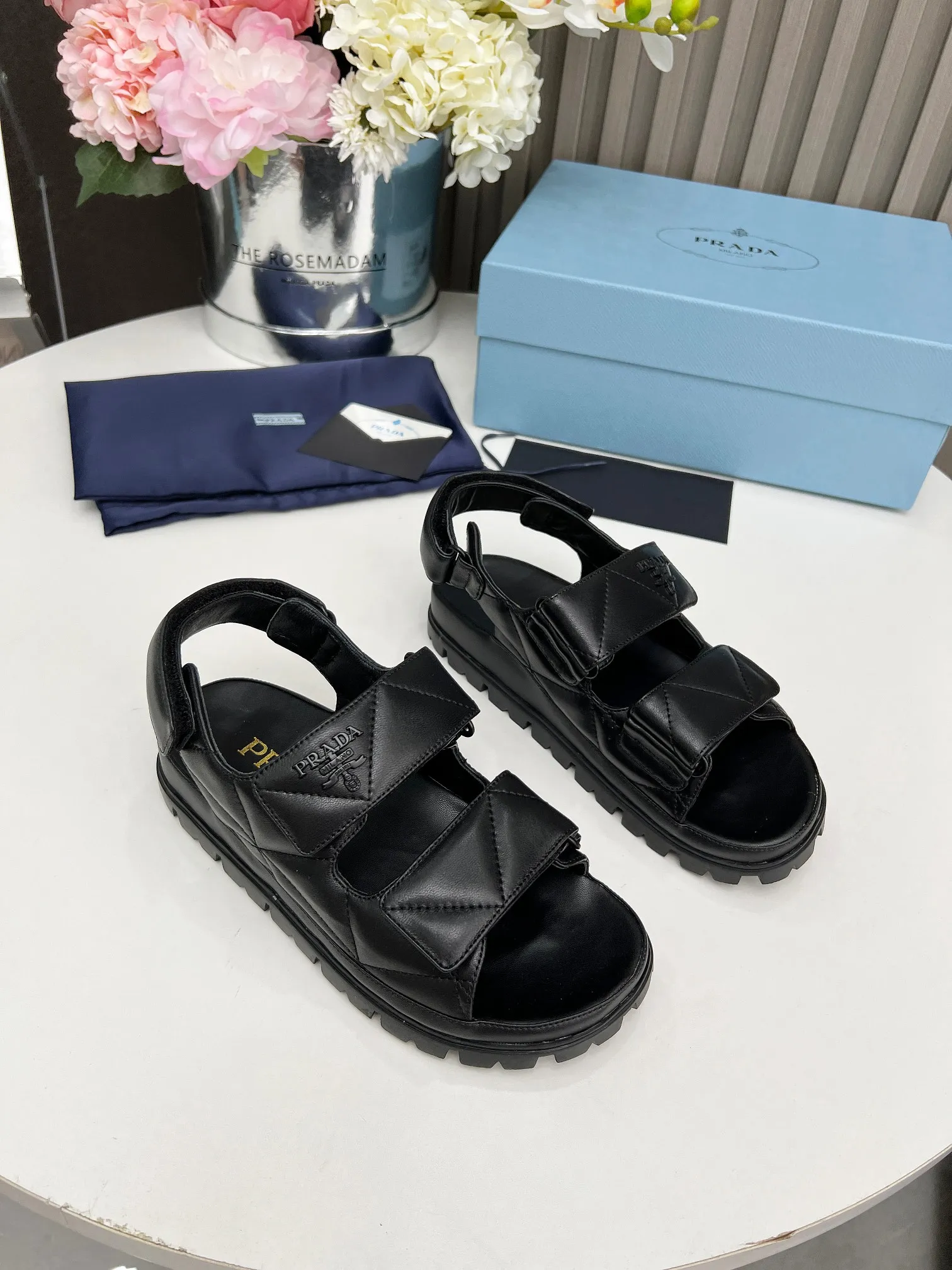 👟👟Ex-factory price 480👟👟 PRADA spring and summer catwalk new sandal series classic thick-soled sandals fabric mixed sheepskin surface lambskin lining original hardware 1:1 development soft and delicate foot feel extremely comfortable versatile style original foam outsole easy to control 5 colors available (35-41) size